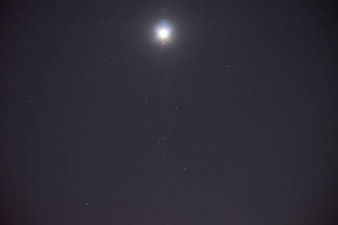 冬の星座と小望月