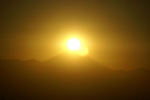 富士山の頂上に太陽が乗っかりました！