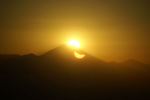 富士山に沿って太陽が沈んでいきます