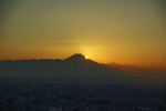 もうすぐ太陽が富士山の中腹に沈みます。これもダイヤモンド富士！