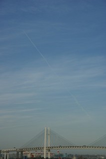 ベイブリッジと飛行機雲