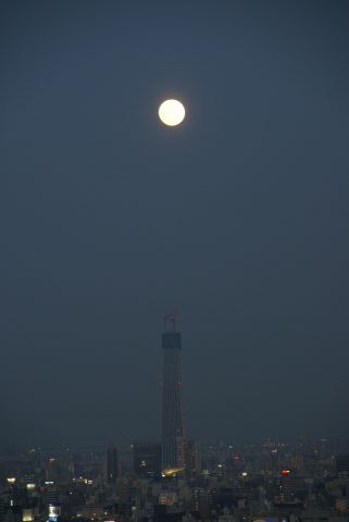 東京スカイツリーの真上の十五夜
