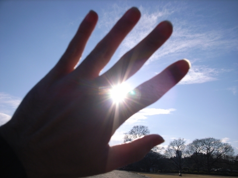 指に挟まる太陽